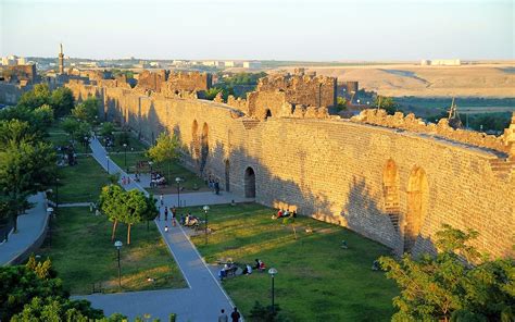 Kültür ve Macera Dolu Bir Rota: Diyarbakır Surları ve Tarihi Mekanlar Kültür ve Macera Dolu Bir Rota: Diyarbakır Surları ve Tarihi Mekanlar